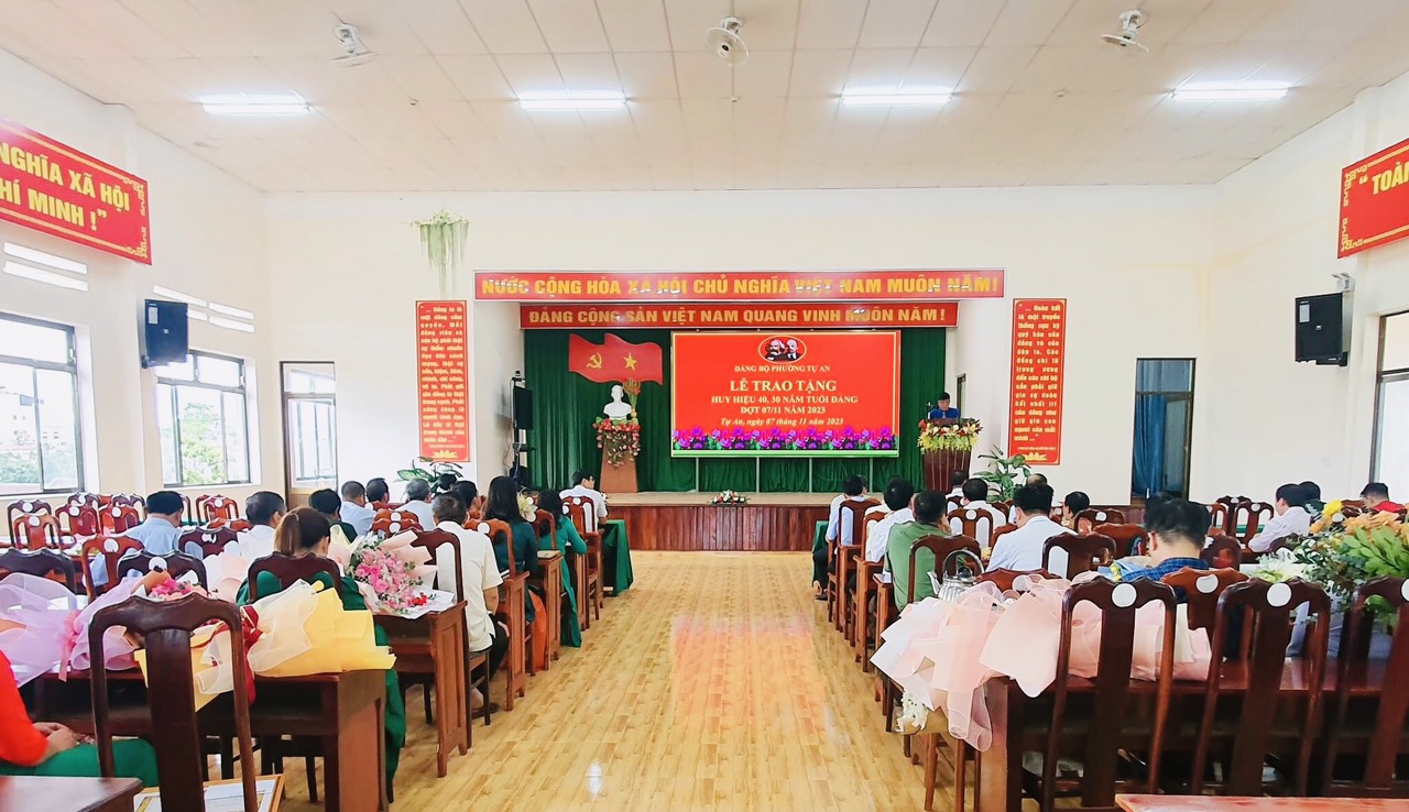 Toàn cảnh